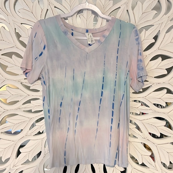 Chic tie dumped top with blues and purples. V neck collar and vertical effects. - Picture 1 of 4